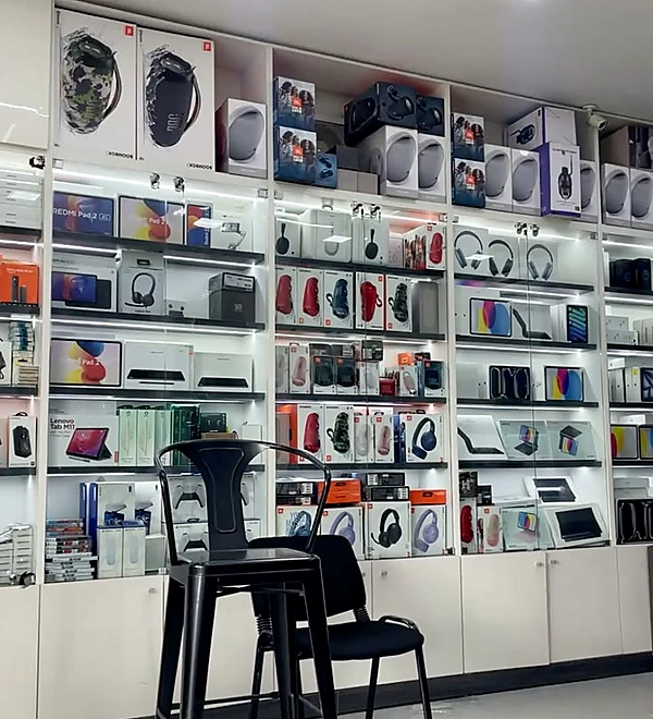 Gadget and electronics dealer